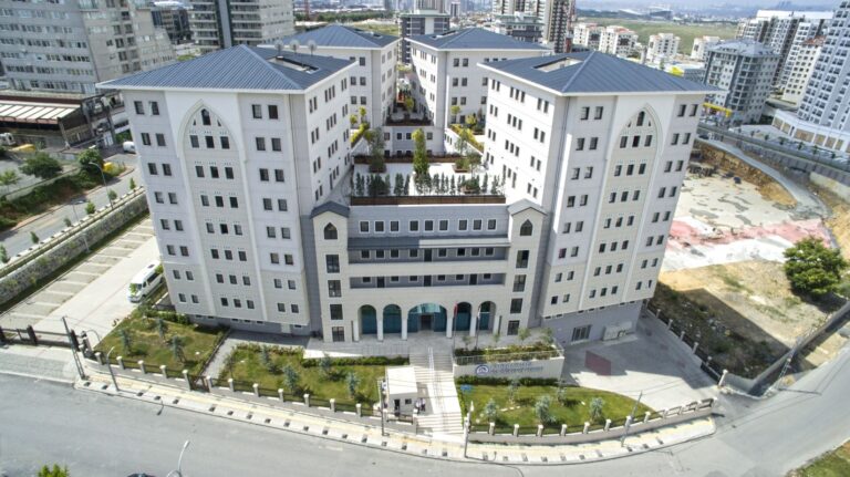 Eğitim ve Gönüllülük Projeleriyle Gençlerin Kendi Potansiyelini Keşfetmesi